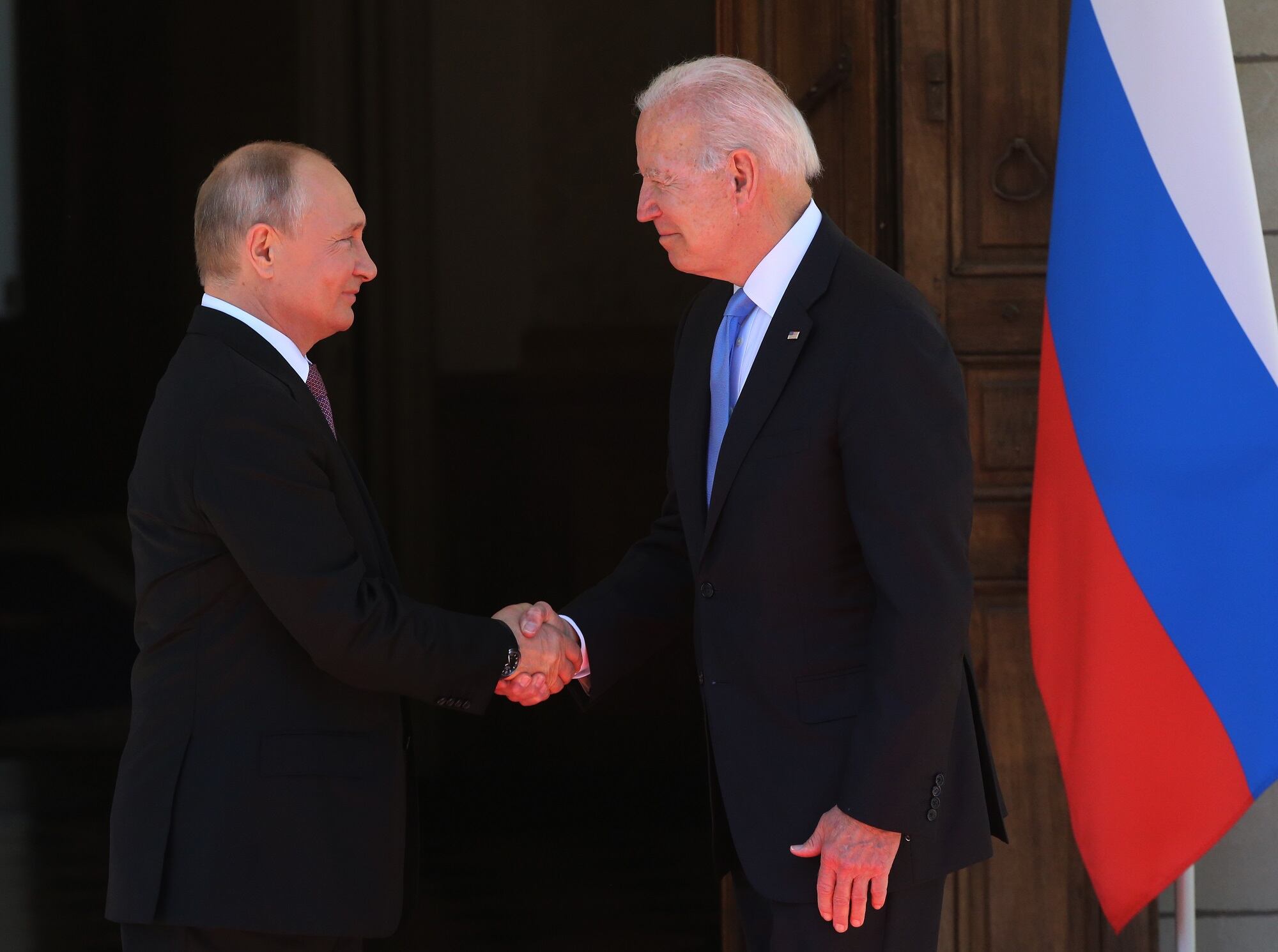 Presidente de Rusia, Vladimir Putin, estrechando la mano del presidente de Estados Unidos, Joe Biden