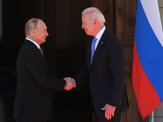 Presidente de Rusia, Vladimir Putin, estrechando la mano del presidente de Estados Unidos, Joe Biden