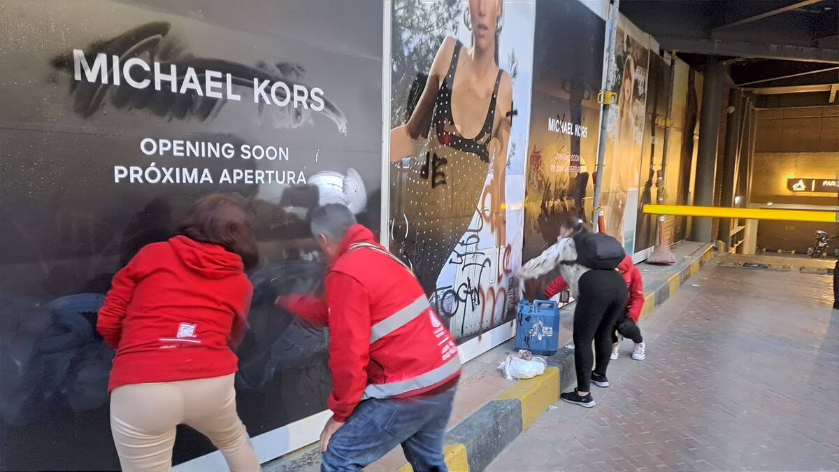 Con baldes, estropajo y pintura, funcionarios y vecinos limpiaron graffitis de la Zona T