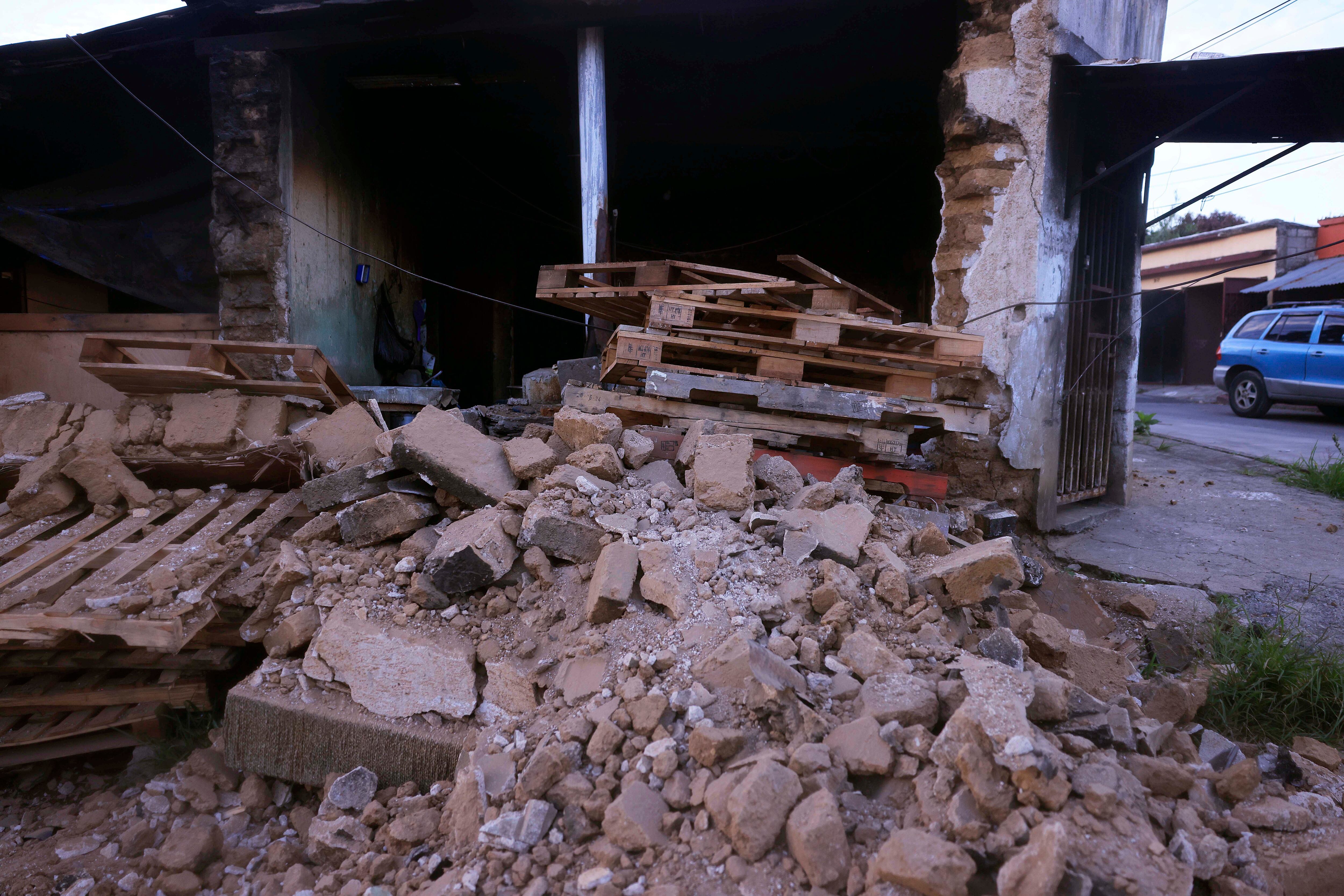 AME1668. CIUDAD DE GUATEMALA (GUATEMALA), 08/07/2025.- Fotografía de una pared colapsada este martes, en Ciudad de Guatemala (Guatemala). Dos fuertes temblores, de magnitud 5,2 y 5,7, sacudieron este martes Guatemala sin mayores consecuencias reportadas por las autoridades. EFE/ STR