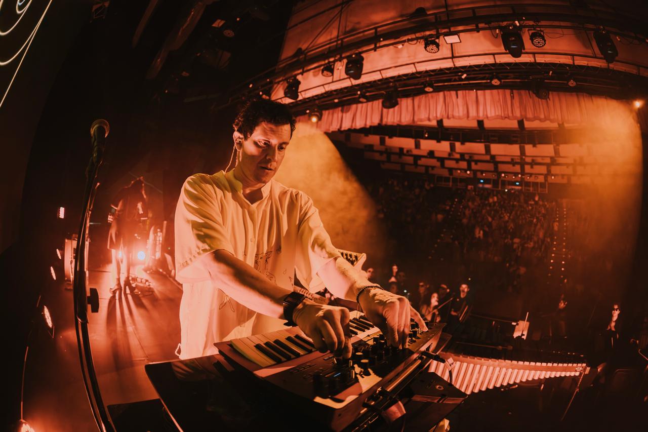 Julio Victoria celebra 15 años de carrera con una “Sinfonía Electrónica” junto a la Orquesta Filarmónica de Mujeres de Bogotá.