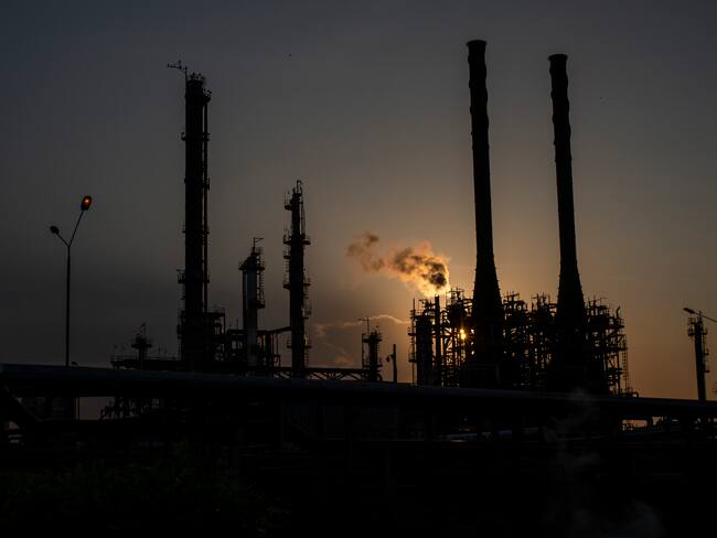 Imagen de referencia de una refinería de petróleo. Foto: Getty Images.