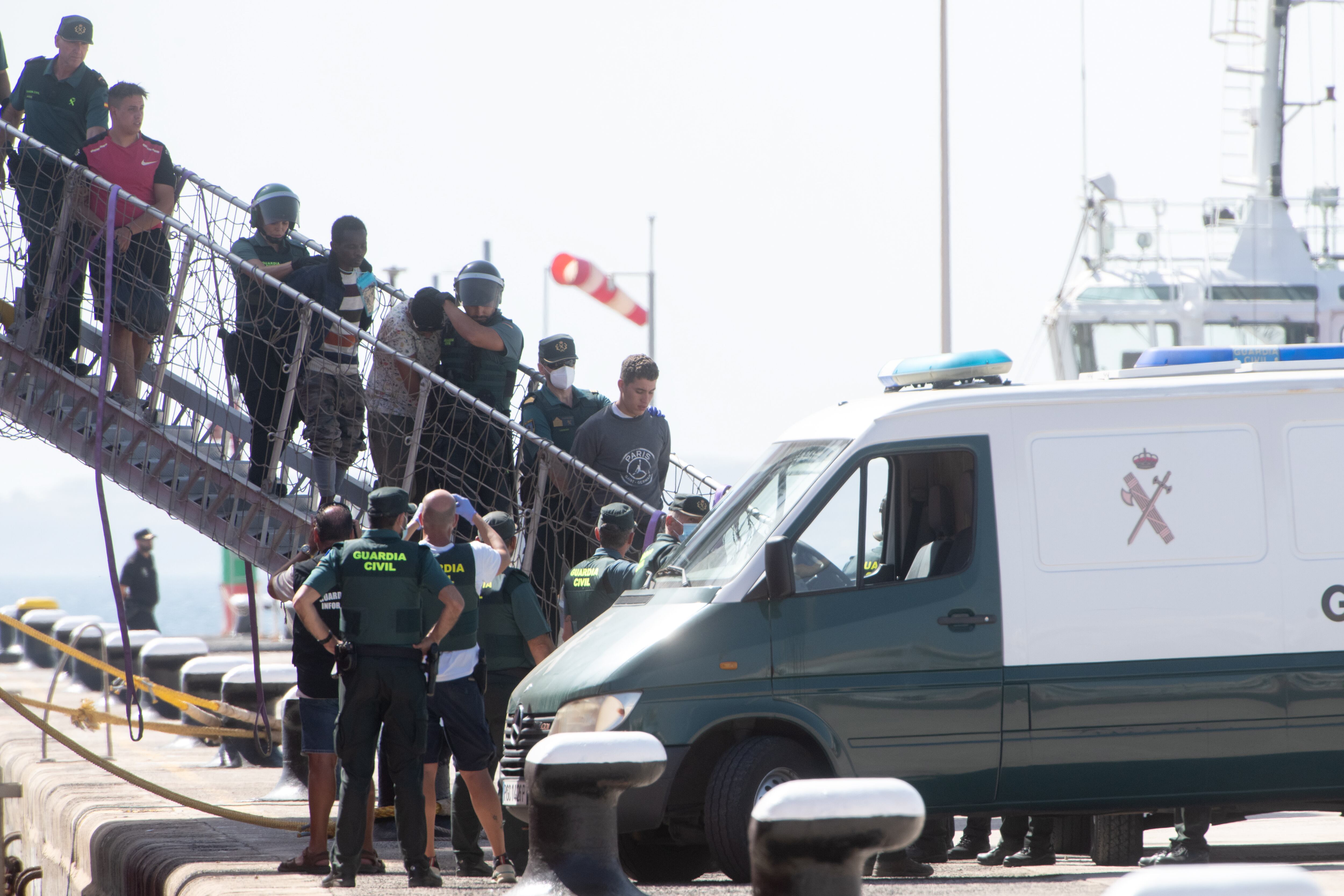 Detenidos migrantes en España por piratería. Foto: EFE/Carlos de Saá