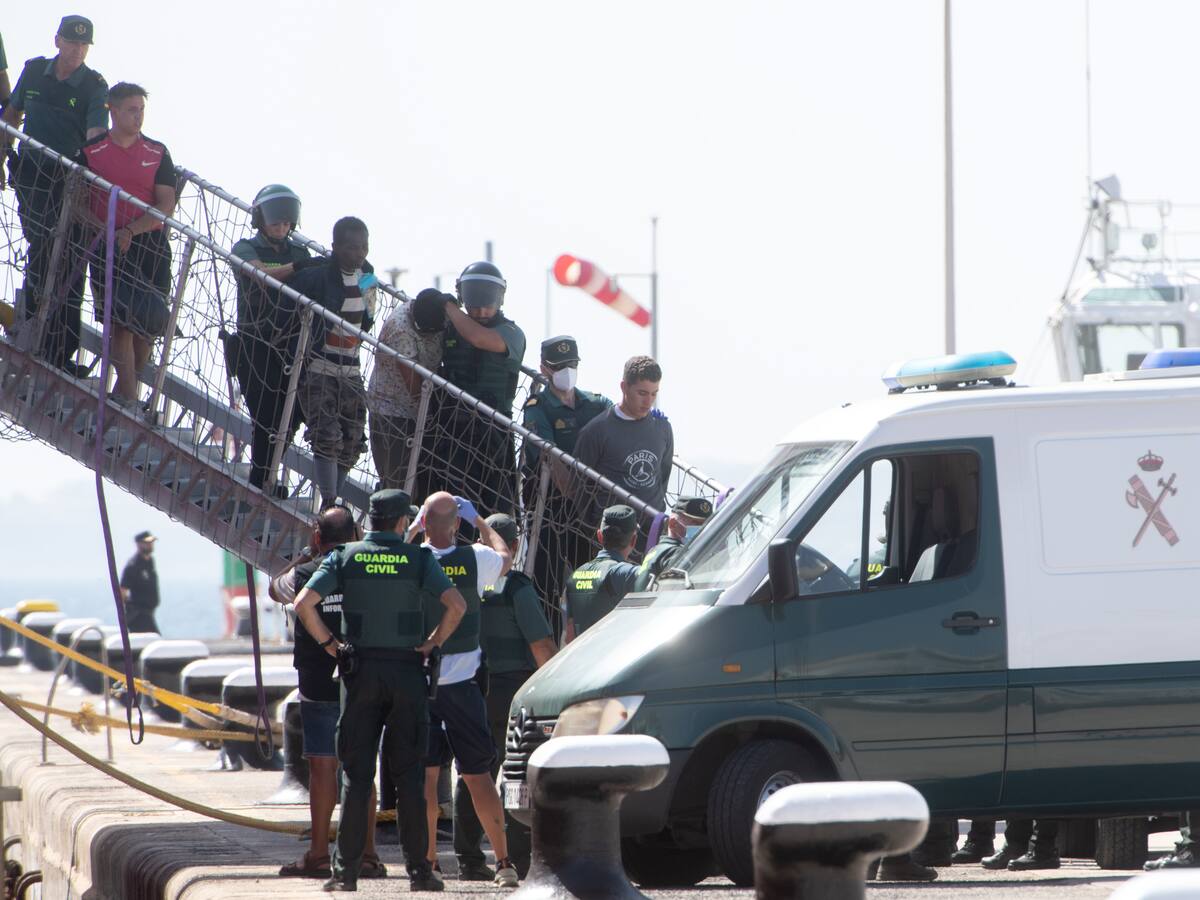 Detenidos 9 migrantes en España por “piratería” tras revuelta en el barco que les rescató