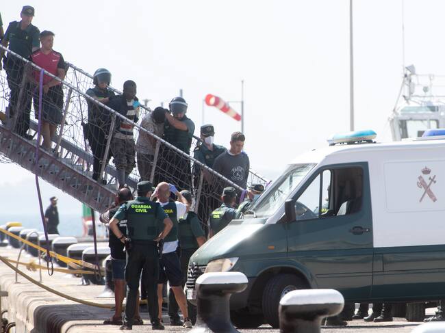 Detenidos migrantes en España por piratería. Foto: EFE/Carlos de Saá