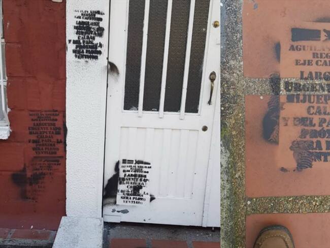 Juan Carlos Martínez Gil asegura que pintaron grafitis en la fachada de su casa y le dejaron un panfleto. Foto: Juan Carlos Martínez Gil