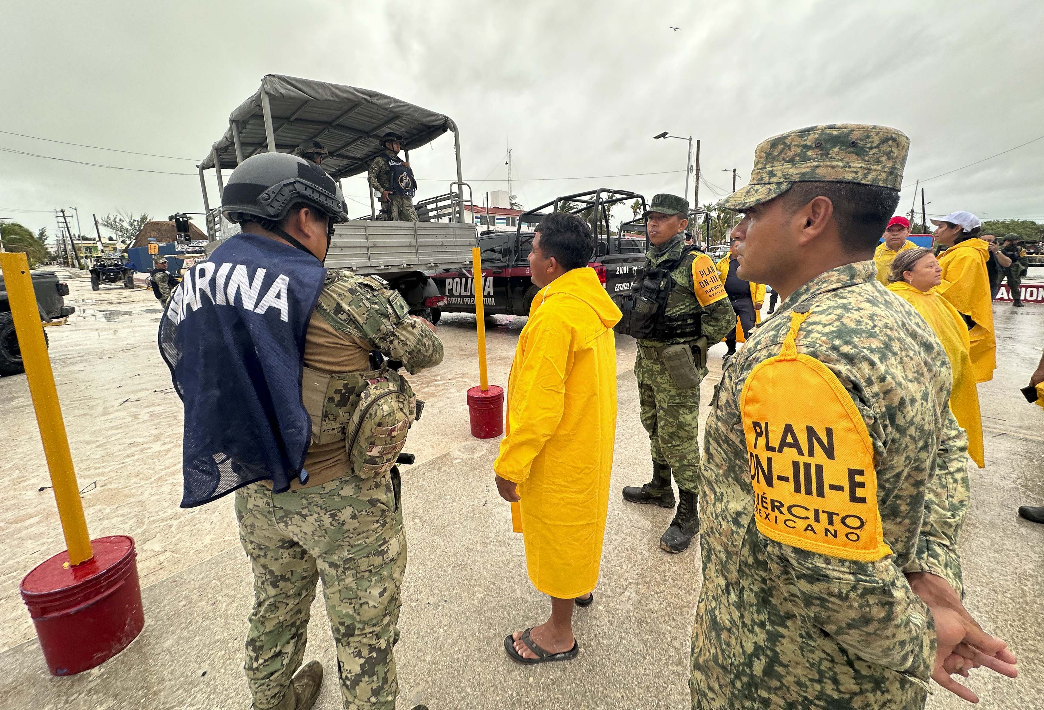 Integrantes de la Marina y del Ejército Mexicano realizan un recorrido para evaluar los daños provocados por el paso del huracán Milton, este martes en Cancún (México). Foto: EFE.