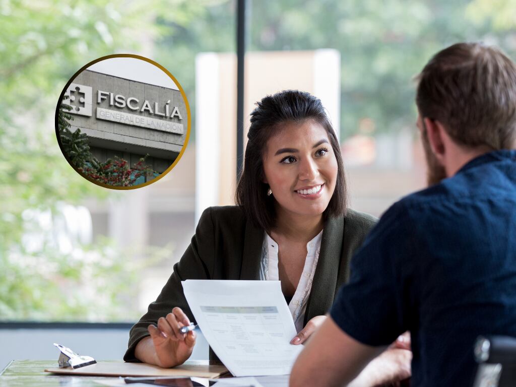 Personas realizando una entrevista de trabajo y de fondo las instalaciones de la Fiscalía General de la Nación(Fotos vía Getty Images)