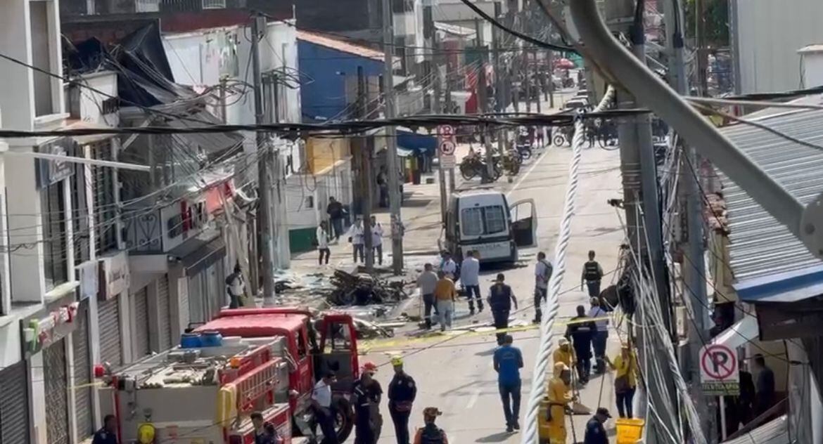 Las imágenes de las cámaras de seguridad muestran a dos individuos que son sospechosos de estar involucrados en el atentado. Foto: W Radio.