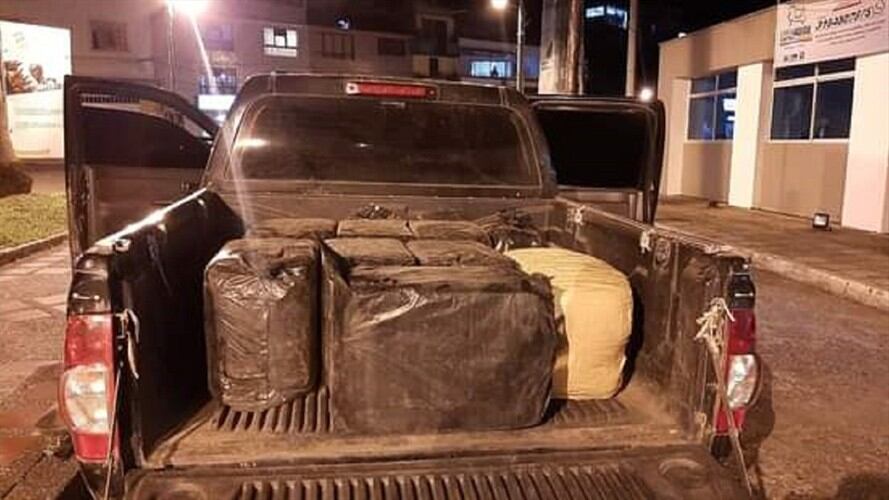 Investigan la procedencia de varios kilos de marihuana que eran movilizados en un vehículo. Foto: Enviada desde la Defensa Civil de Anserma, Caldas.