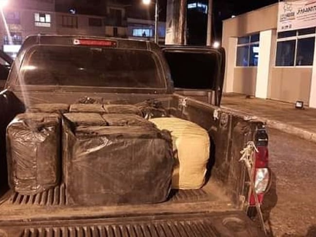 Investigan la procedencia de varios kilos de marihuana que eran movilizados en un vehículo. Foto: Enviada desde la Defensa Civil de Anserma, Caldas.
