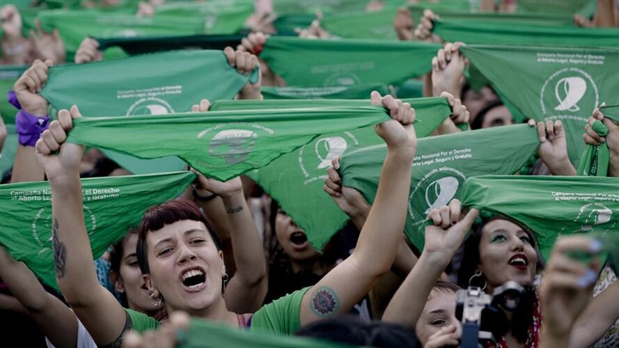 Una marea de pañuelos verdes, símbolo de la lucha feminista en favor de la norma, apoyará en las calles la presentación del proyecto . Foto: Associated Press - AP