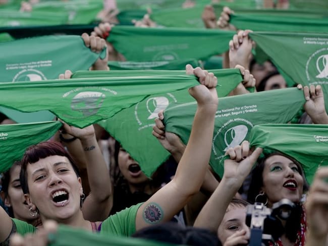 Una marea de pañuelos verdes, símbolo de la lucha feminista en favor de la norma, apoyará en las calles la presentación del proyecto . Foto: Associated Press - AP