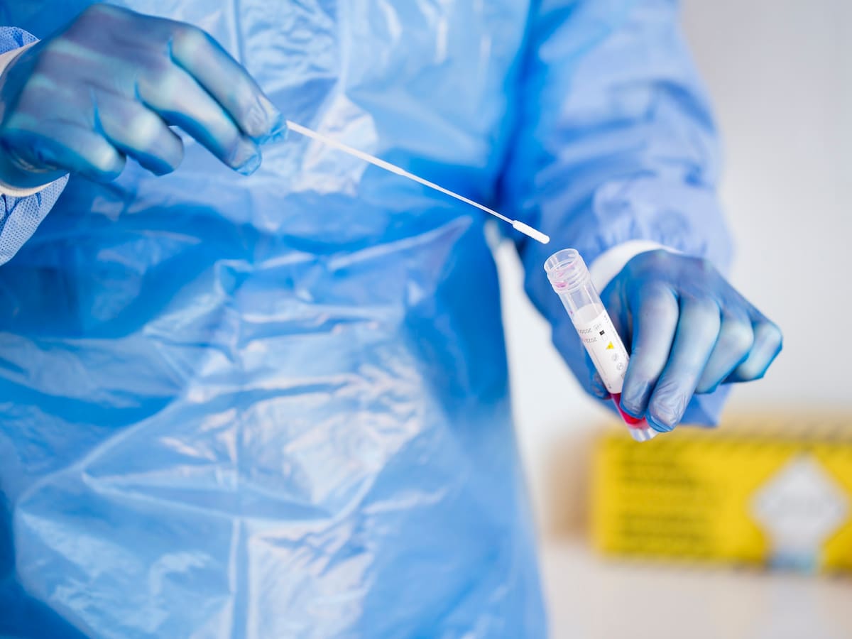 Siguen subiendo los casos diarios de COVID-19 en Colombia: más de 8.000 este jueves