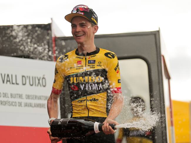 El ciclista estadounidense Sepp Kuss del equipo Jumbo-Visma celebra en el podio tras ganar la sexta etapa de la Vuelta a España disputada entre la localidad castellonense de La Vall d'Uixo y el Pico del Buitre en el Observatorio Astrofísico de Jalambre, de 183,1 kilómetros de recorrido. EFE/ Manuel Bruque