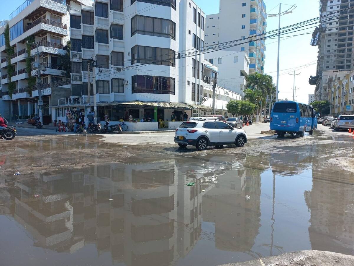 Rebosamiento de aguas residuales afectan temporada turística en El Rodadero