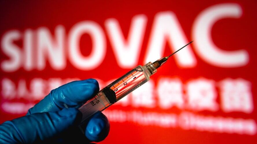 El presidente Iván Duque anunció que con su equipo de expertos epidemiológicos evaluarán los estudios científicos que plantean la necesidad de una tercera dosis de Sinovac. Foto: Getty Images / RAFAEL HENRIQUE