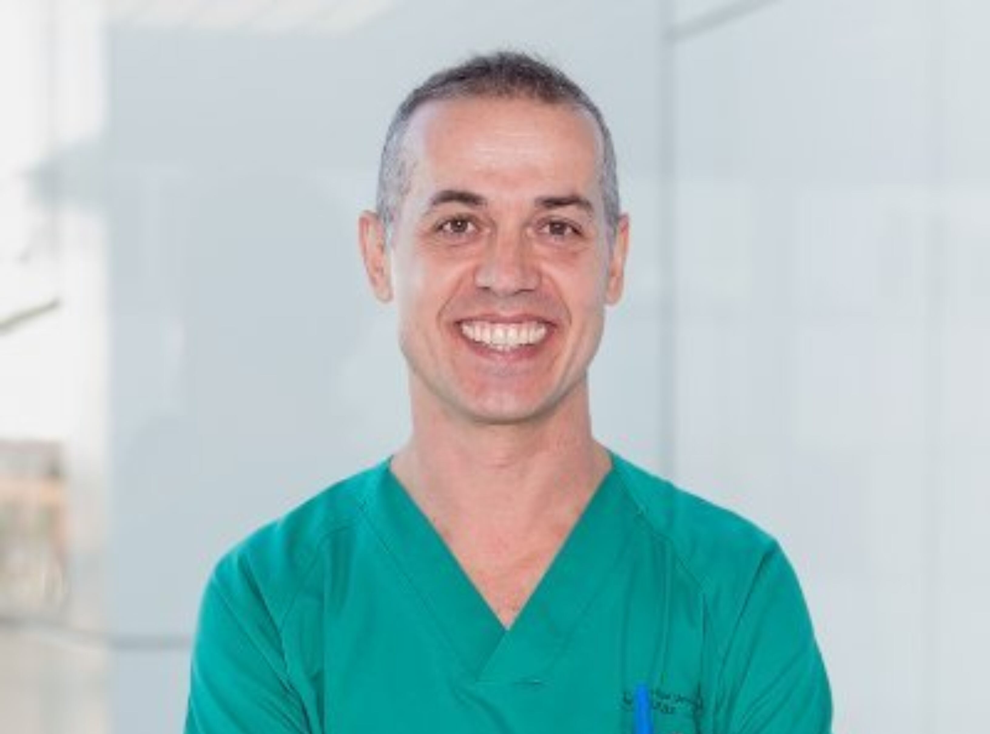 La historia de Raúl Sánchez, el cirujano que cambió megahospital por trabajar en su pueblo