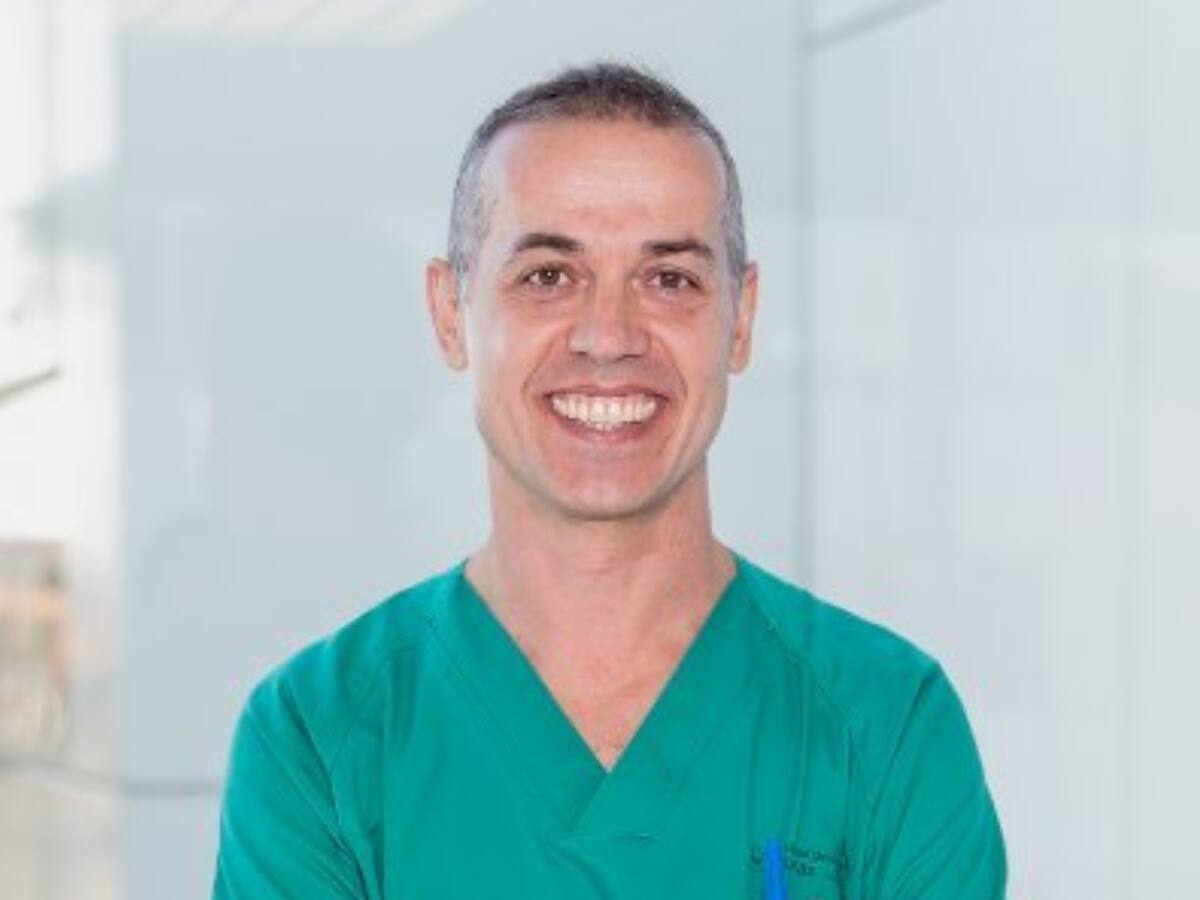 La historia de Raúl Sánchez, el cirujano que cambió megahospital por trabajar en su pueblo