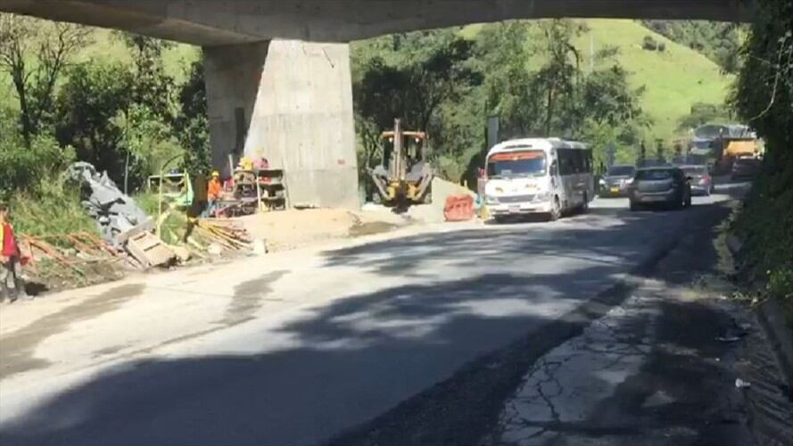 Autoridades habilitaron los dos carriles en la vía a La Línea. Foto: Twitter de Invías