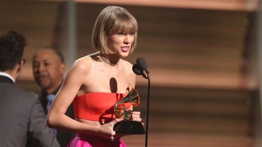 Taylor Swift acepta el Grammy al álbum del año por "1989". Foto: Associated Press - AP