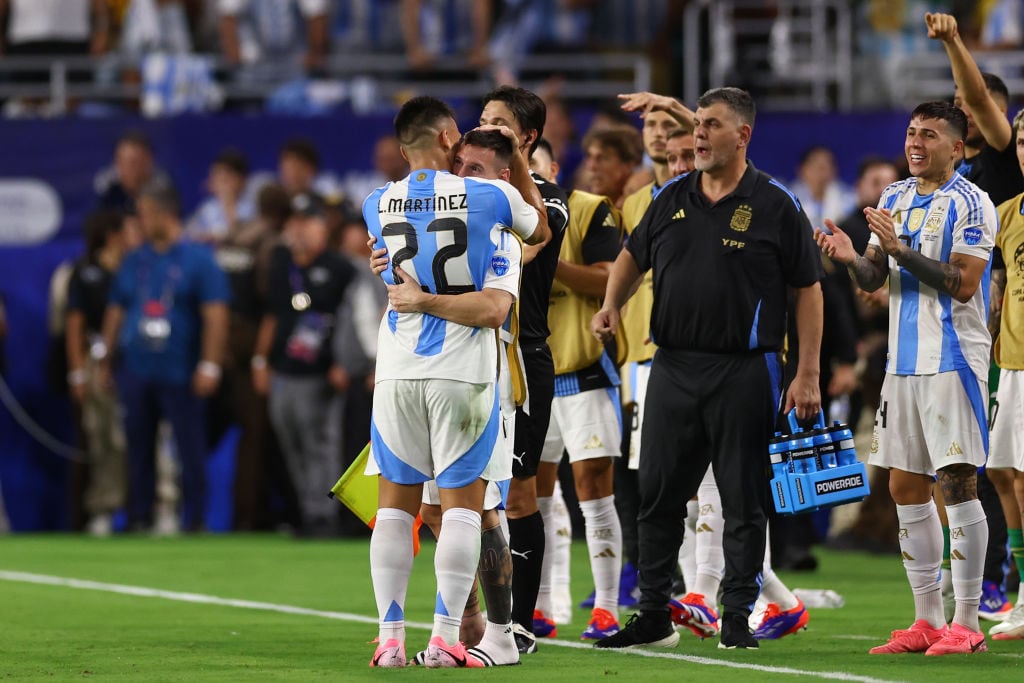 Equipo de Argentina celebra su victoria. Foto: Maddie Meyer/Getty Images