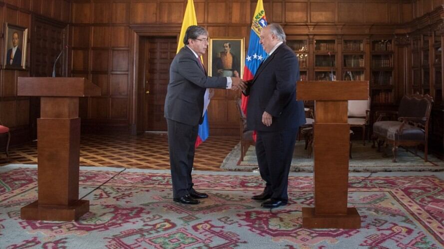 El canciller Carlos Holmes Trujillo y el nuevo embajador de Venezuela en Bogotá, Humberto Calderón Berti. Foto: Cancillería