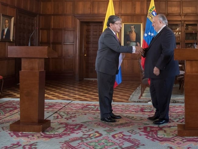 El canciller Carlos Holmes Trujillo y el nuevo embajador de Venezuela en Bogotá, Humberto Calderón Berti. Foto: Cancillería