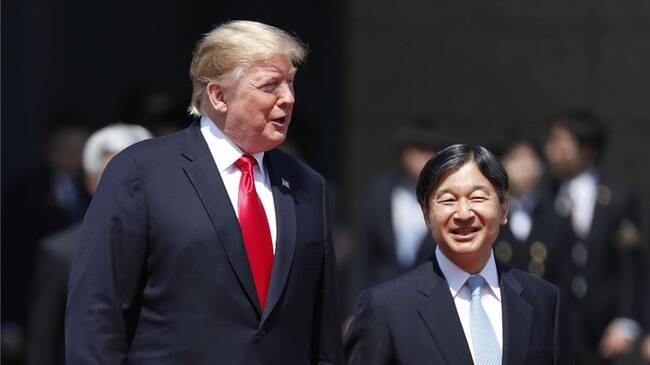 Las banderas de Japón y Estados Unidos decoraban la parte externa del palacio, donde se ejecutaron también los dos himnos nacionales.. Foto: Getty Images