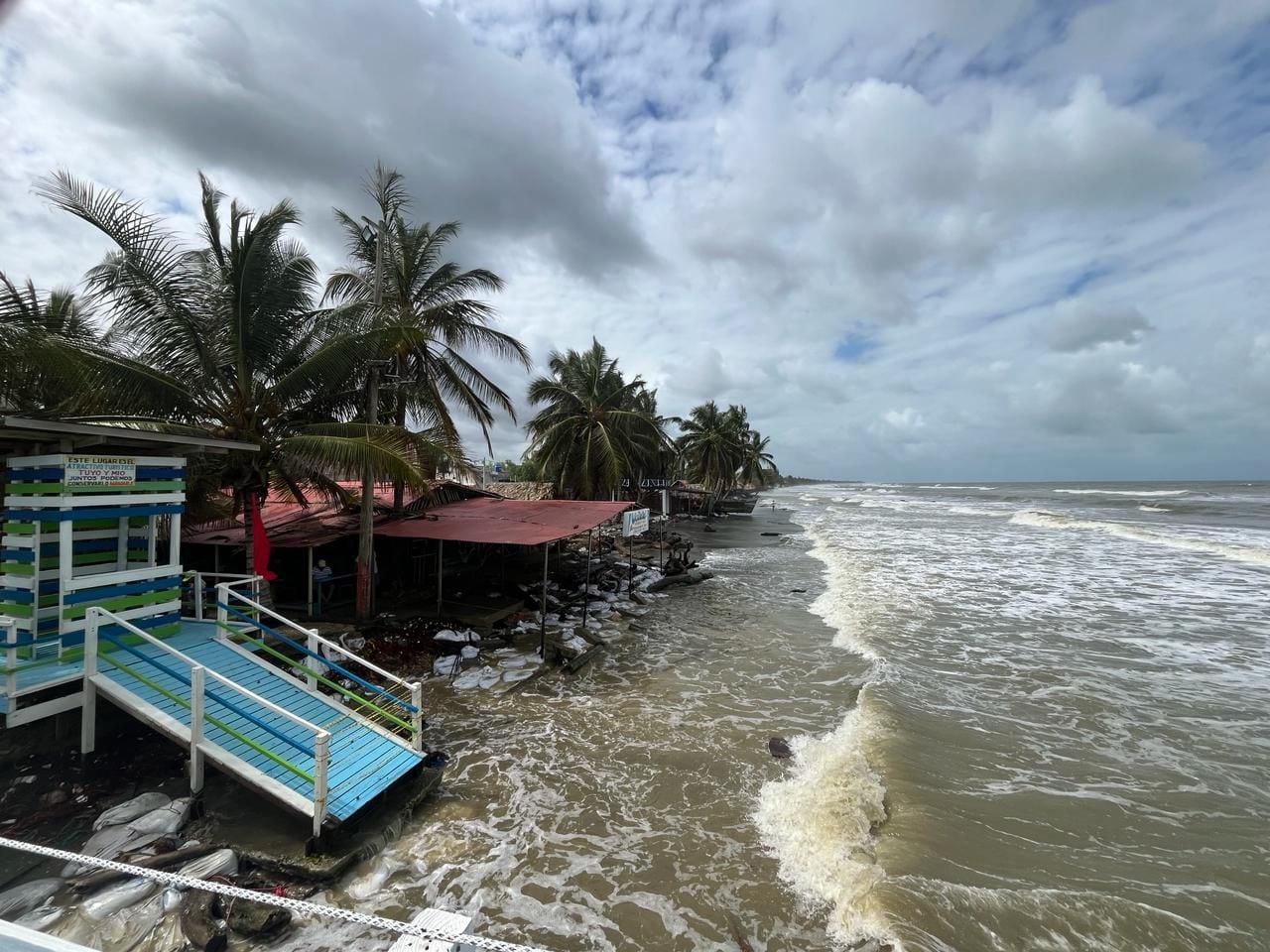 Autoridades mantienen la alerta por mar de leva en Córdoba. Foto: CVS.