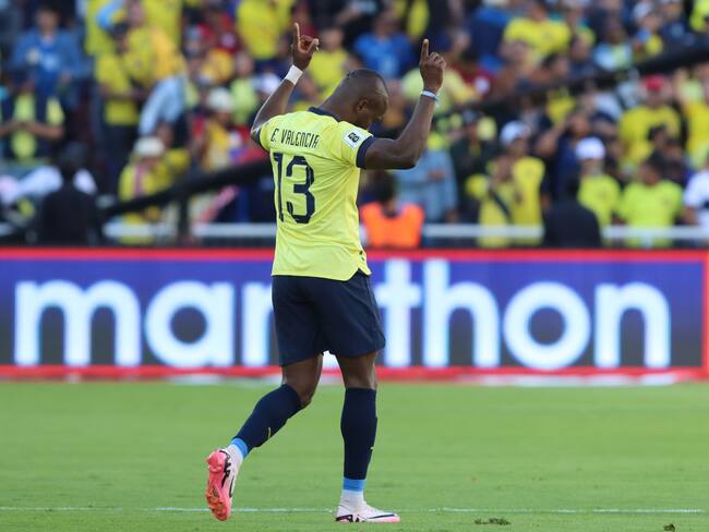 AMDEP6757. QUITO (ECUADOR), 10/09/2024.- Enner Valencia de Ecuador celebra su gol este martes, en un partido de las eliminatorias sudamericanas para el Mundial de 2026 entre Ecuador y Perú en el estadio Rodrigo Paz Delgado en Quito (Ecuador). EFE/ Rolando Enríquez