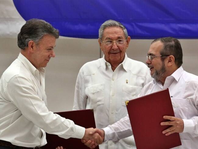 Juan Manuel Santos, Raúl Castro y "Timochenko". Foto: Agencia EFE