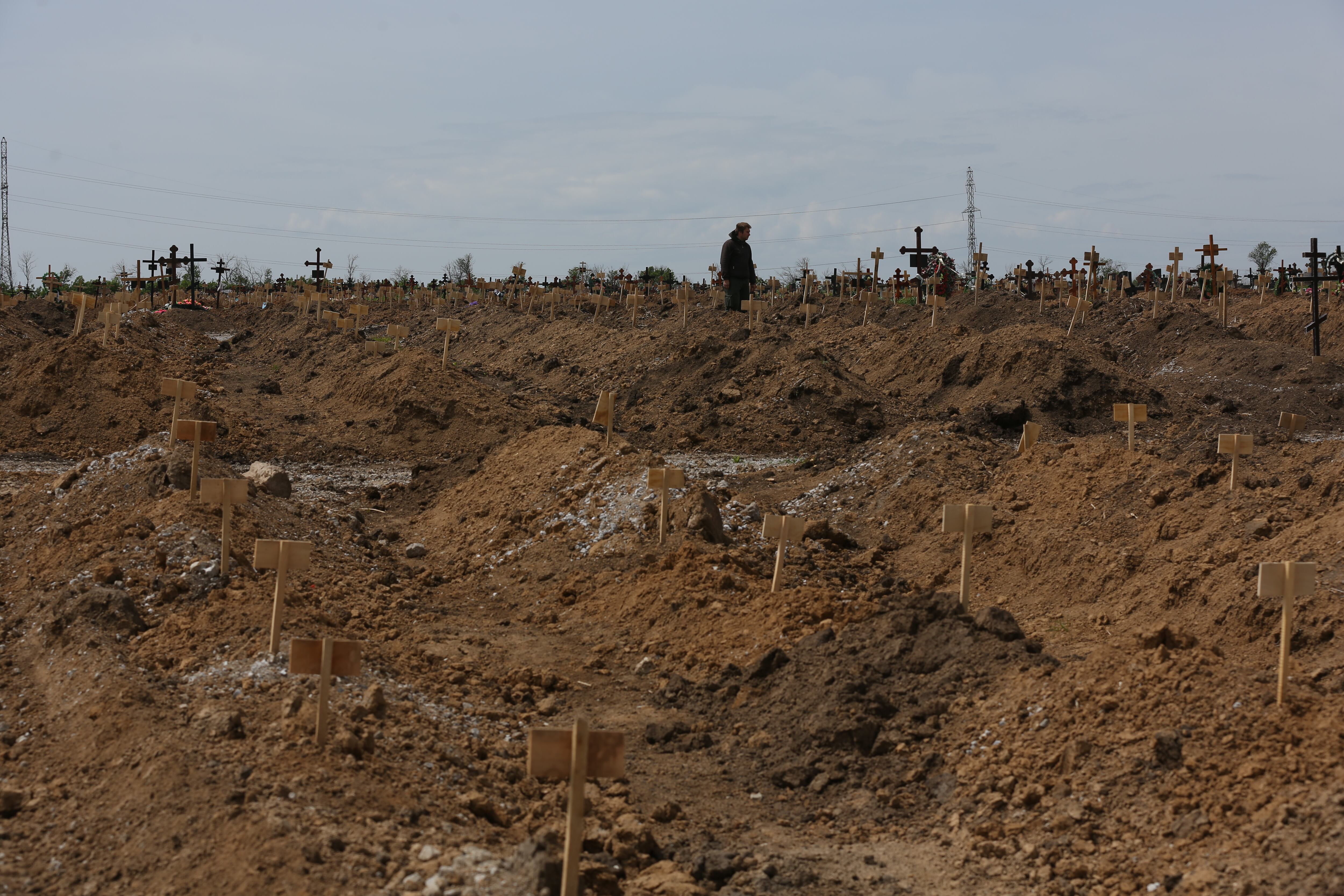 MARIUPOL, UKRAINE - MAY 21: A view from unmarked graves at the Starokrymsky cemetery amid Russian attacks in Mariupol, Ukraine on May 21, 2022. (Photo by Leon Klein/Anadolu Agency via Getty Images)