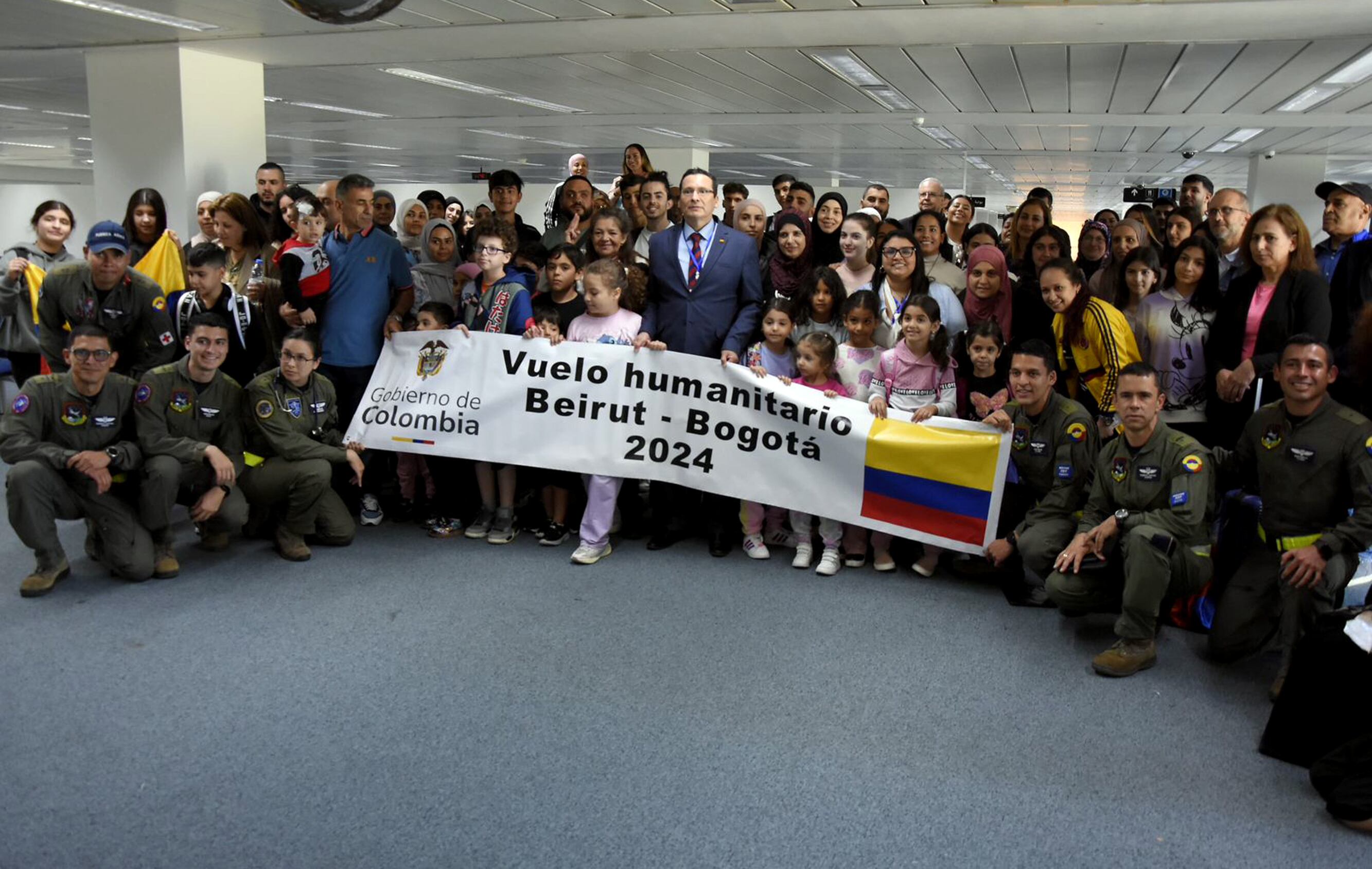 117 connacionales repatriados desde Líbano este miércoles en Beirut (Líbano). Un avión de la Fuerza Aérea Colombiana (FAC) con 117 connacionales a bordo partió de Beirut para Bogotá como parte de una repatriación organizada por el Gobierno ante la escalada de la guerra en el Líbano, informó la Cancillería. EFE/ Ministerio De Defensa SOLO USO EDITORIAL/SOLO DISPONIBLE PARA ILUSTRAR LA NOTICIA QUE ACOMPAÑA (CRÉDITO OBLIGATORIO)