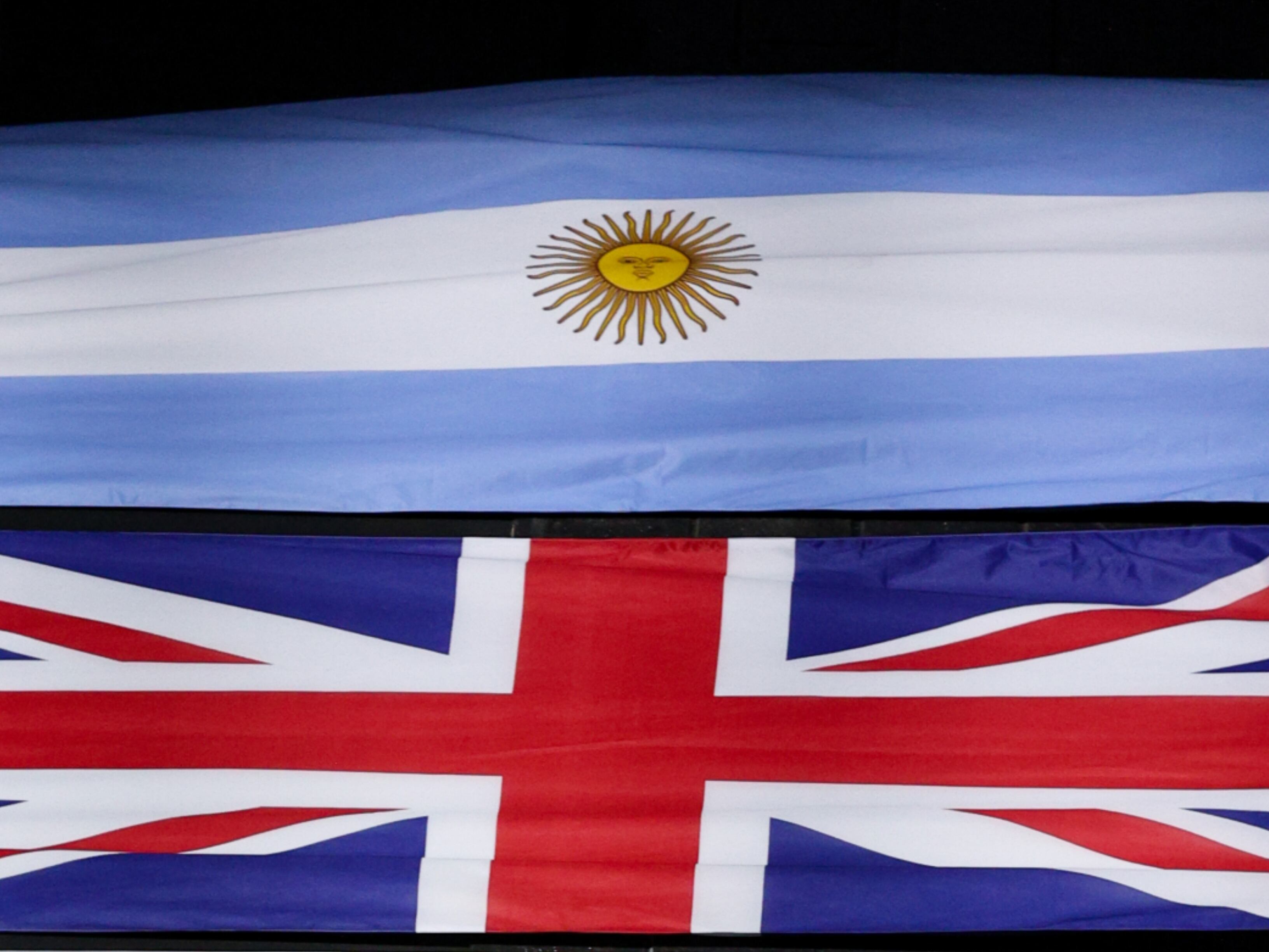 Banderas de Argentina y Reino Unido. Imagen de Alex Dodd para getty images.