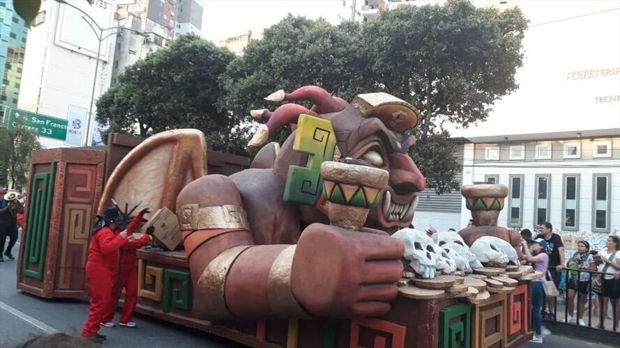 Carroza en Bucaramanga se incendia en pleno desfile . Foto: Cortesía César González