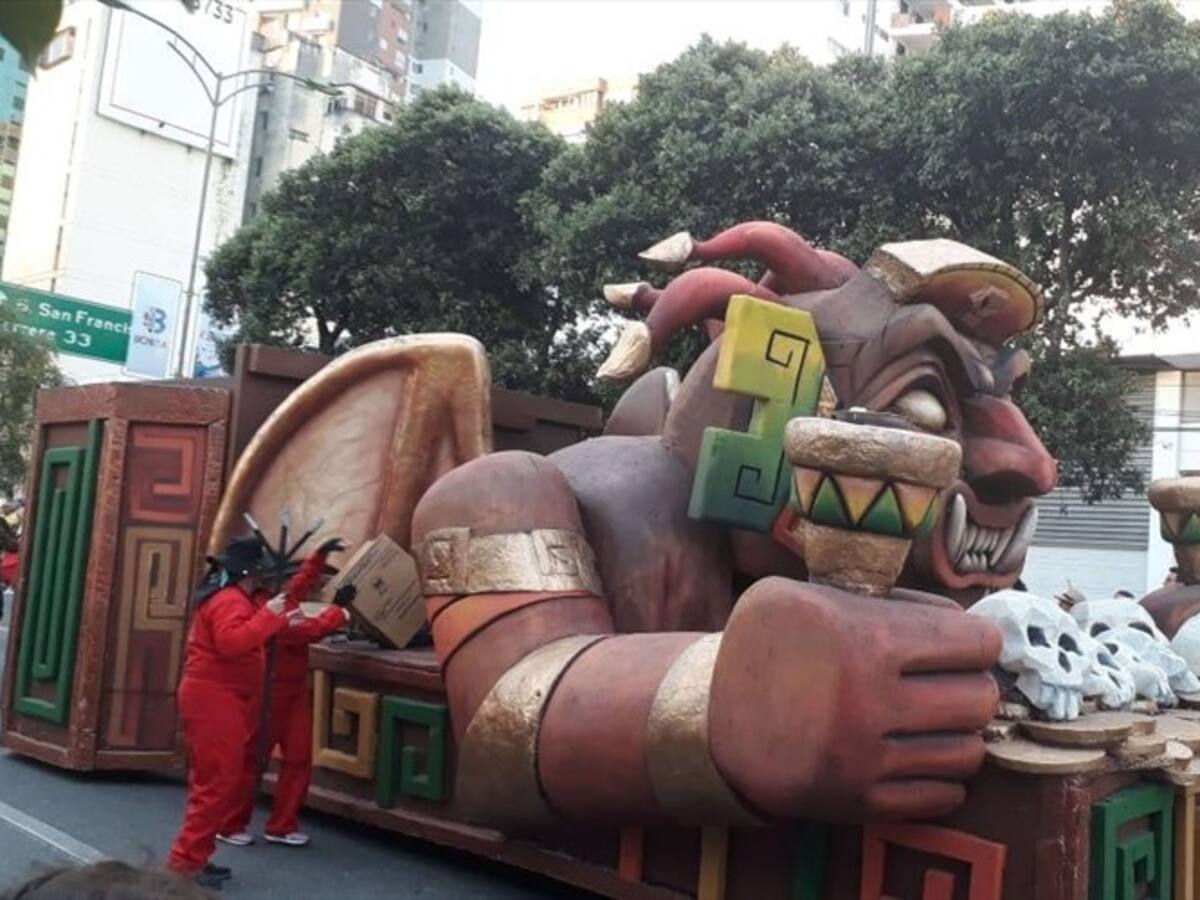 Carroza en Bucaramanga se incendia en pleno desfile