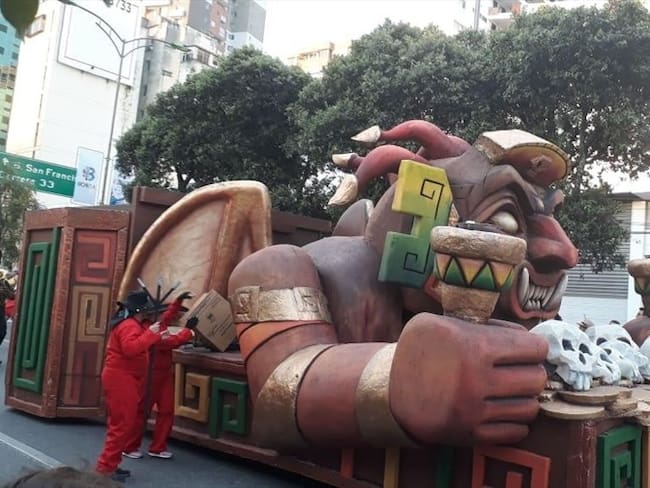 Carroza en Bucaramanga se incendia en pleno desfile . Foto: Cortesía César González