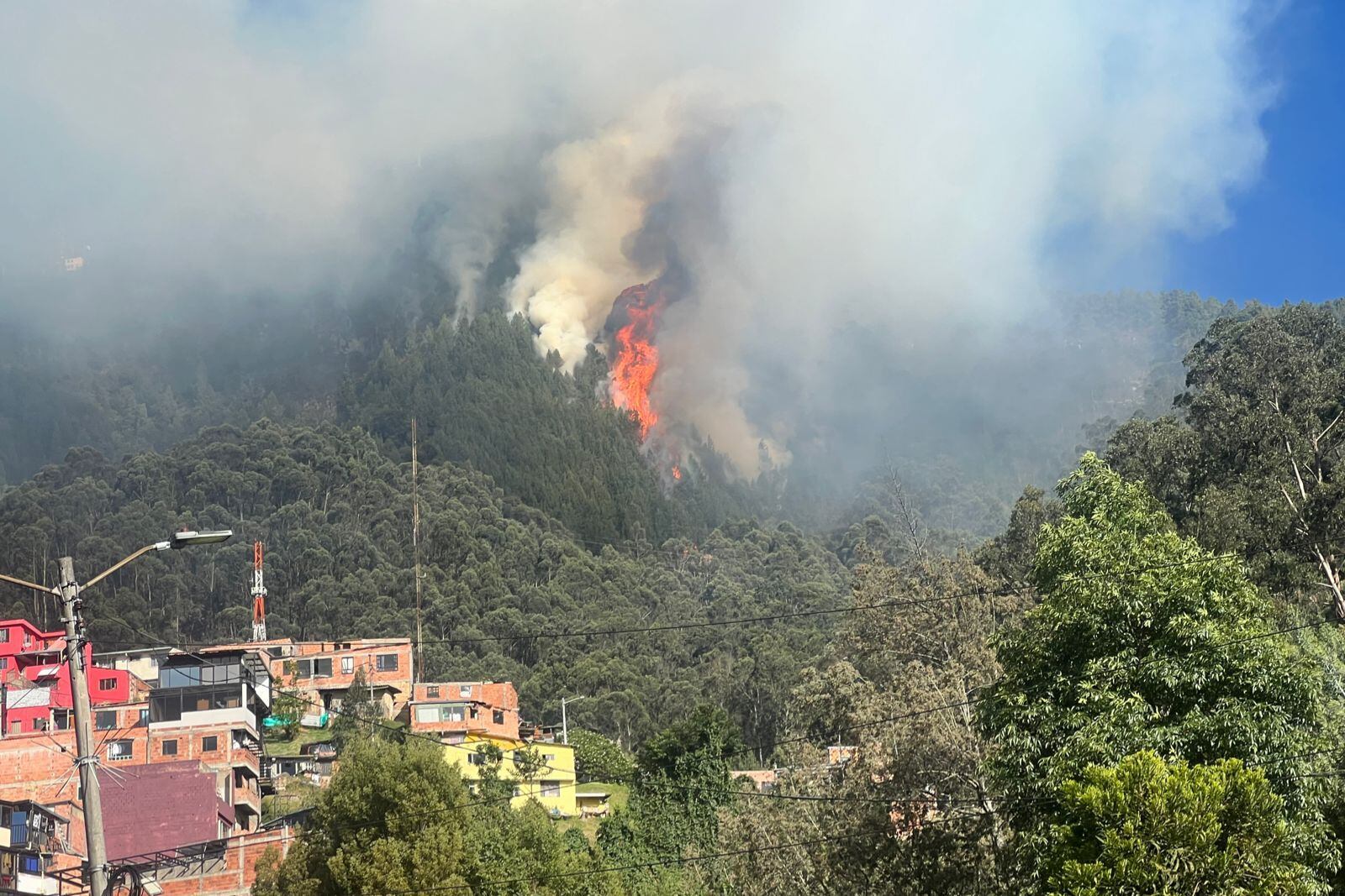 Incendios forestales en los cerros de Bogotá. Foto: W Radio