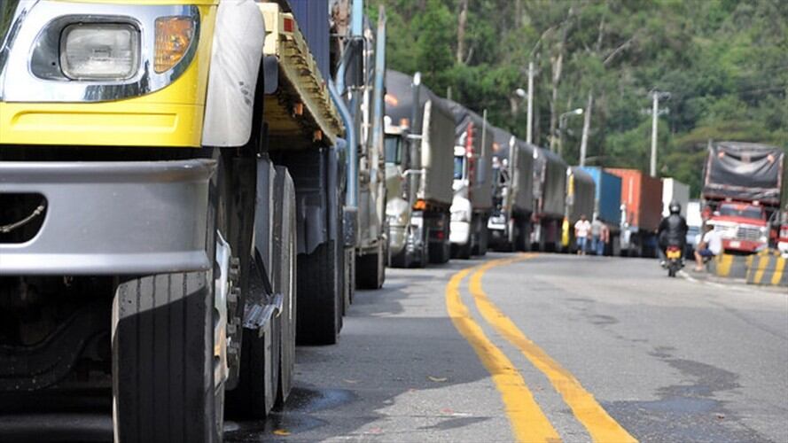 Camioneros aseguran que empiezan a sentir impacto por comportamiento del dólar. Foto: Colprensa