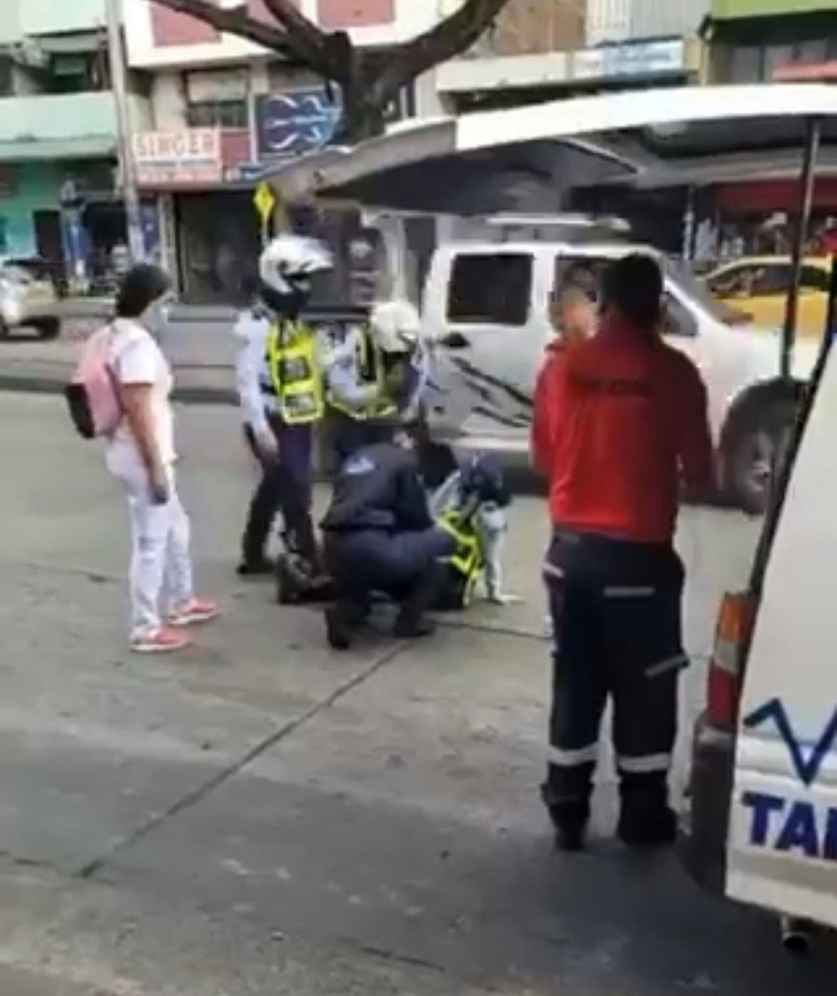 La funcionaria, que sufrió una lesión leve, fue trasladada a un centro asistencial. 