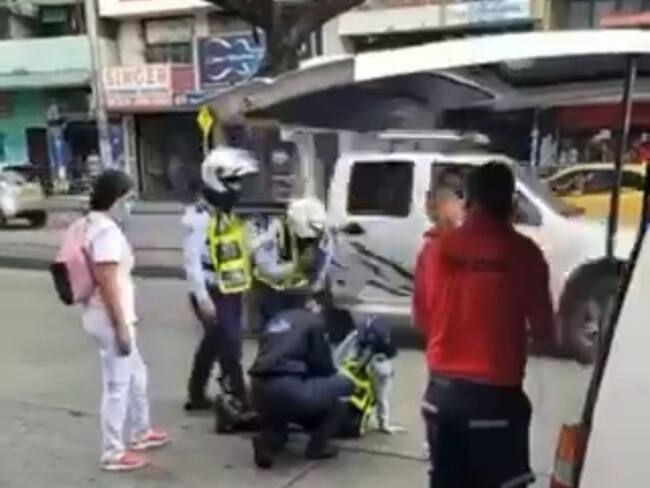 La funcionaria, que sufrió una lesión leve, fue trasladada a un centro asistencial.