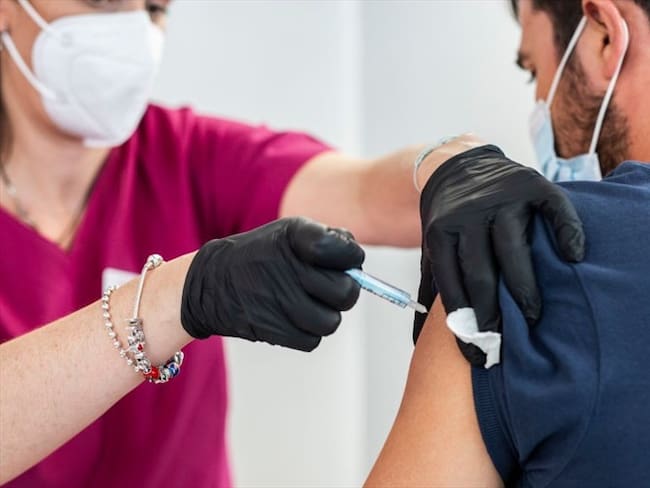 Comienza la etapa cinco de vacunación contra el COVID-19, con agendamiento para grupo de 35 a 39 años. Foto: Getty Images / ALEJANDRO MARTINEZ