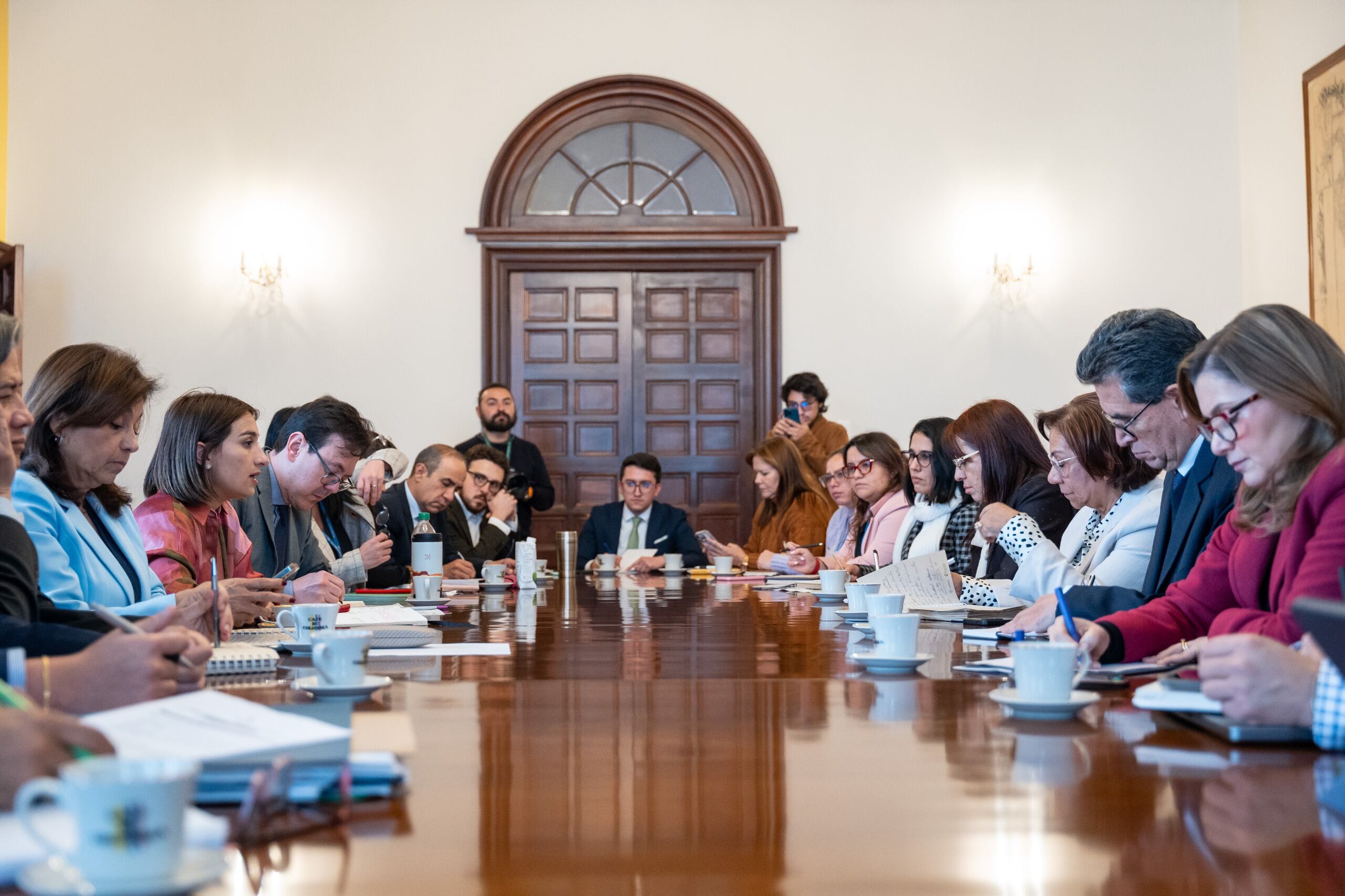 Reunión de empalme entre Laura Sarabia y Yolanda Villavicencio.