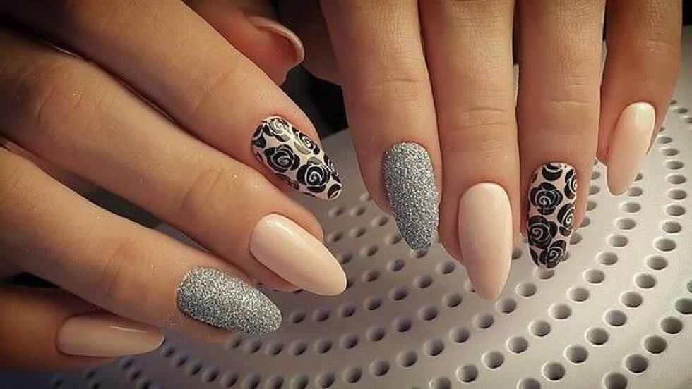 Existen diferentes estilos en decoración de uñas como las de porcelana y acrílico, gel y esmalte permanente. 