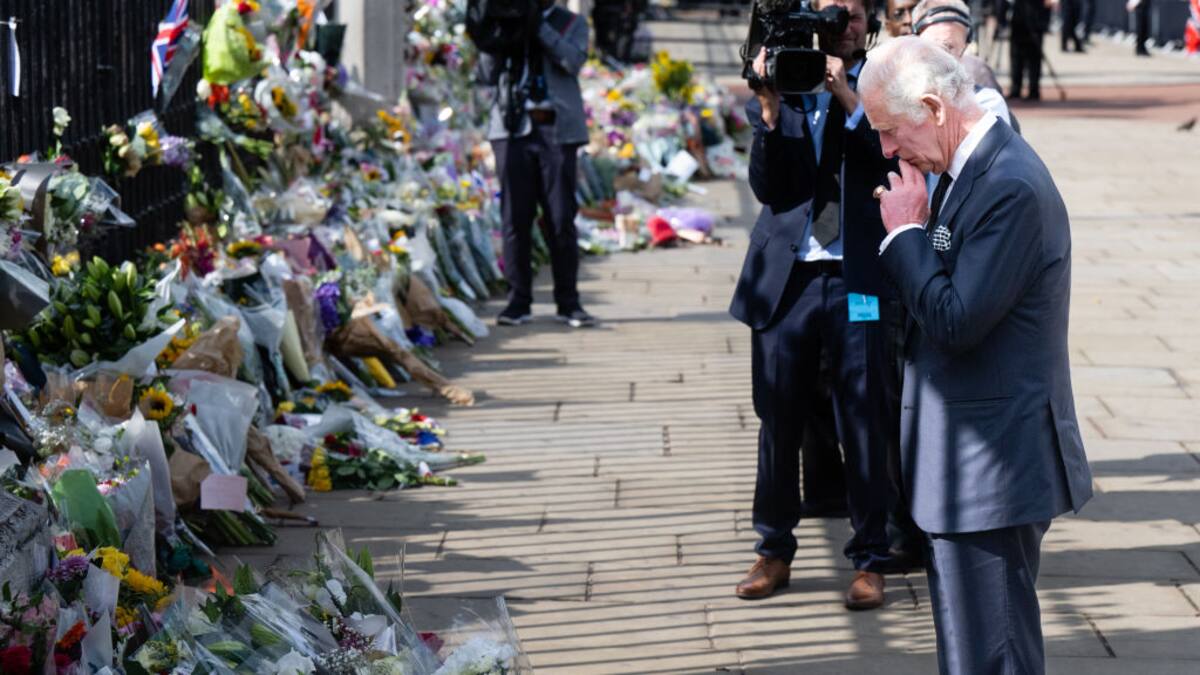 Con lágrimas y ramos de flores despiden a Isabel II en el Palacio de Buckingham