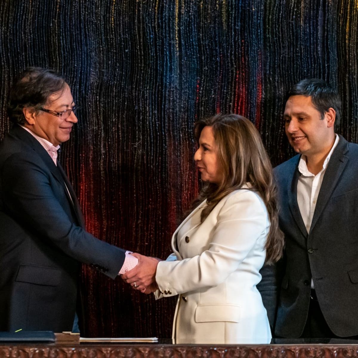Debe existir una democratización de la comunicación: Petro en la posesión de MinTIC