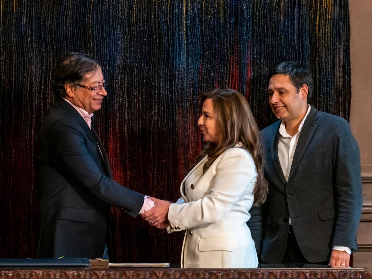 Debe existir una democratización de la comunicación: Petro en la posesión de MinTIC