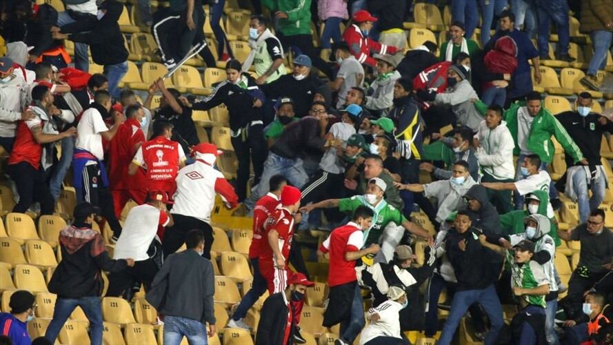 Primer partido con público en Bogotá terminó con enfrentamiento entre barras. Foto: Getty Images / DANIEL GARZON