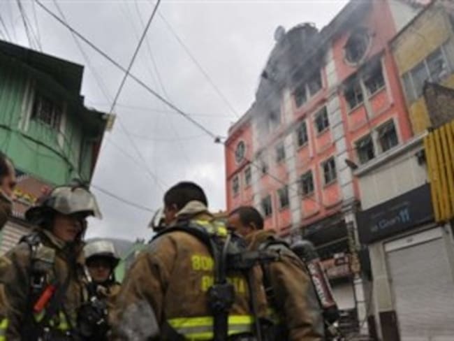 Persisten tres puntos calientes en edificio afectado por incendio en el centro de Bogotá